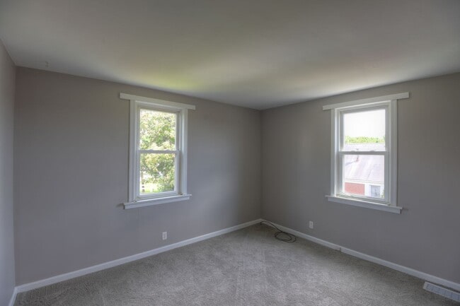 Building Photo - 2-Bedroom, 1-Bath Single-Family Home with Integral Garage and Renovated Interior for Rent
