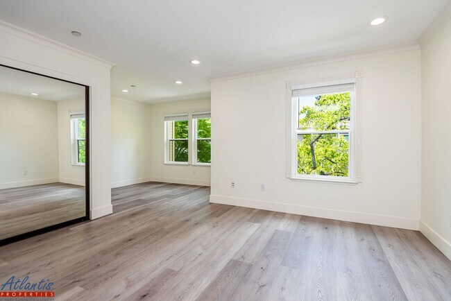 Building Photo - Beautiful Townhouse | Desirable Location