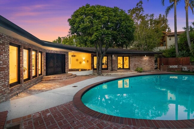 Building Photo - 3828 Alomar Dr