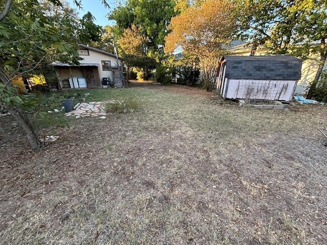 Building Photo - 2815 Crest Ave