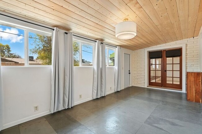 Building Photo - Totally remodeled home in prime Tempe Loca...