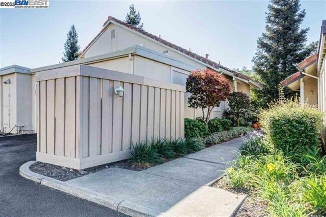Primary Photo - 19 Mt Wilson Way