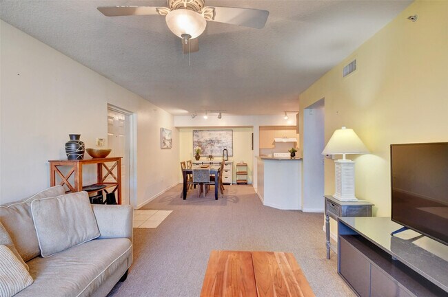 Building Photo - 703 Villa Cir