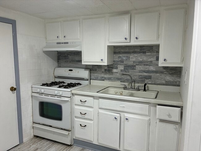 Building Photo - 6246 N Oakley Ave