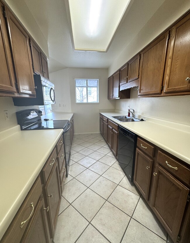 Building Photo - 9362 W Coal Mine Ave