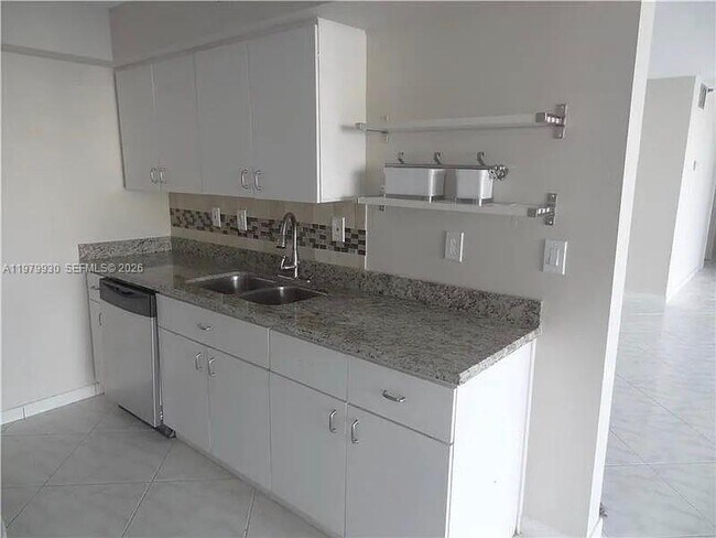 Building Photo - 17500 N Bay Rd