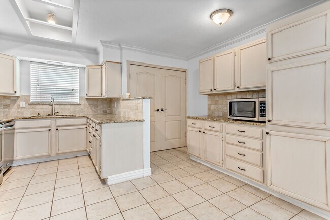 Building Photo - Updated 4-Bedroom, 2-Bath Home in RISD