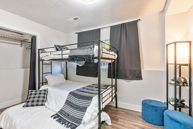 Building Photo - 5491 Saguaro Dr