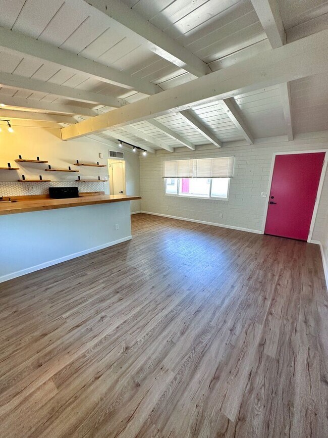 Building Photo - 2770 N Forgeus Ave