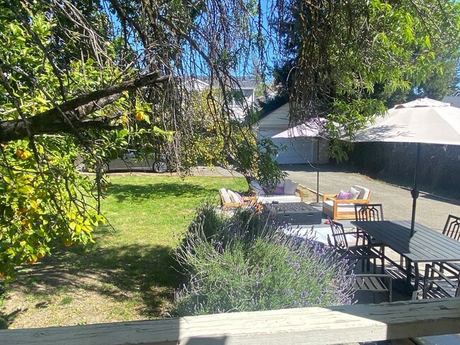 Building Photo - Pleasanton, Charming Downtown Living, Walk to Main St. 3 bed / 1 bath – Large Yard! Great schools