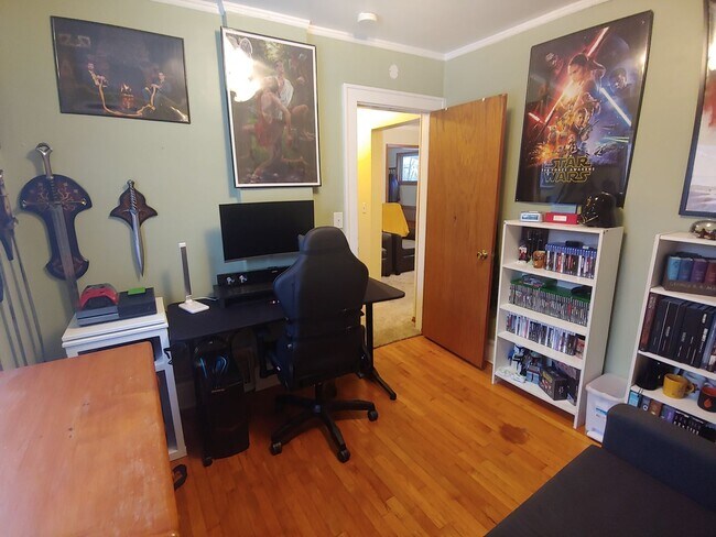 Building Photo - AVAILABLE JUNE 1ST - 2 BED 1 BATH NEAR CAMPUS