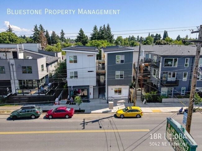 Building Photo - 5042 NE Fremont-4