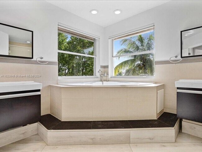 Building Photo - 926 Marina Dr