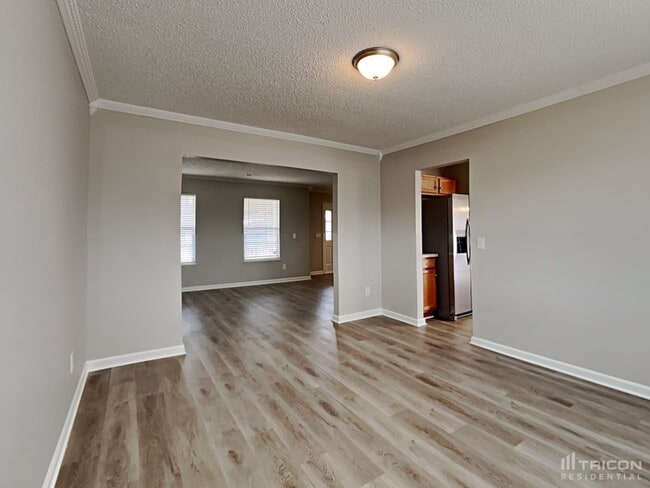 Building Photo - 661 Thornhill Dr
