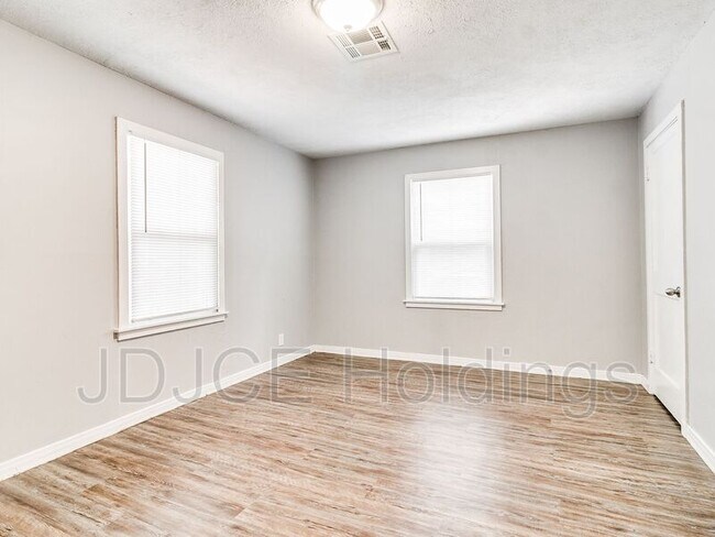 Building Photo - 536 E Northrup Dr