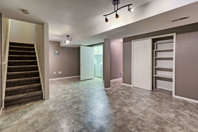 Building Photo - 3 Bedroom 3 Bath Townhome
