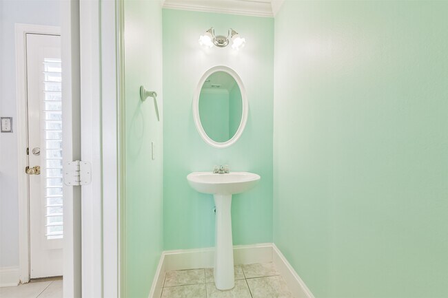 Building Photo - 738 Redwing Pl Dr