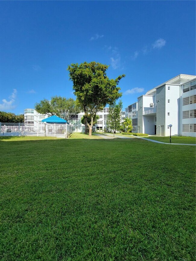 Building Photo - 1351 NE 191st St