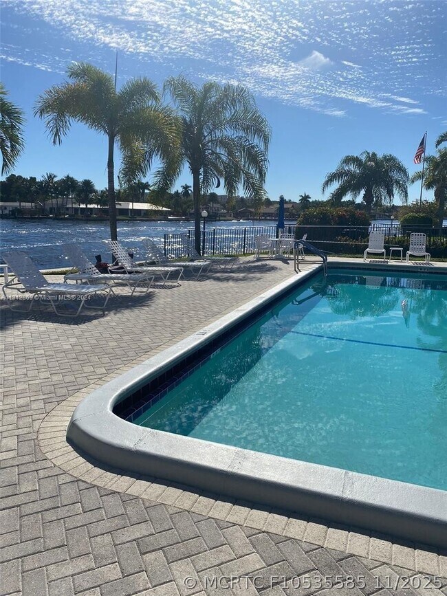 Building Photo - 6489 Bay Club Dr