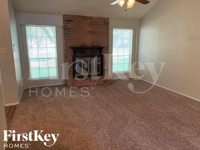 Building Photo - 15310 Meadow Village Dr