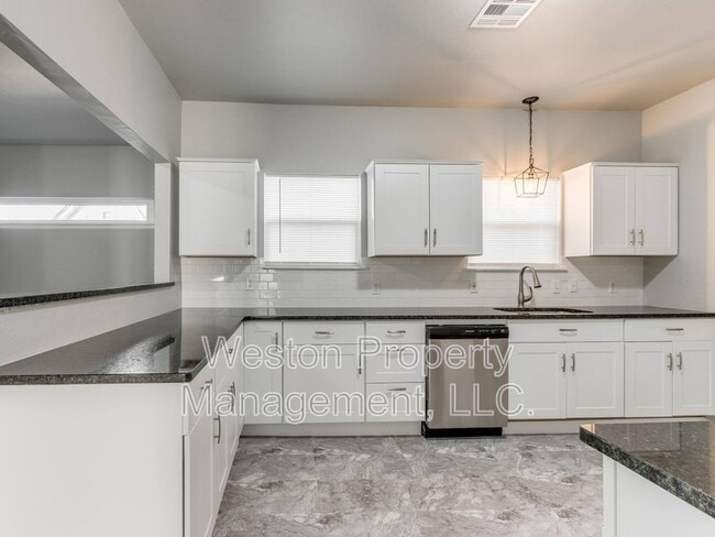 Building Photo - 721 N Louisa Ave