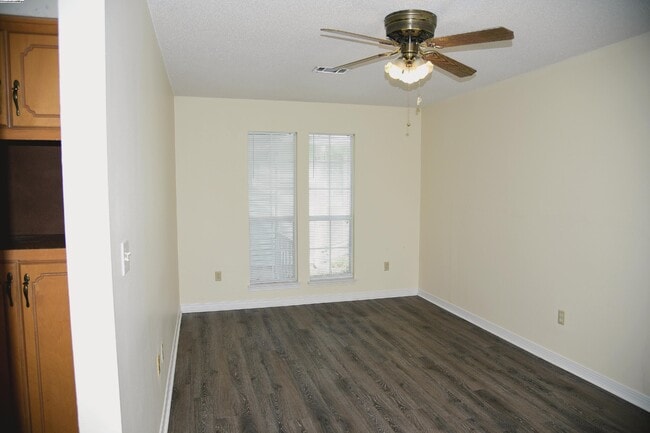 Building Photo - 155 Meadowbrook Ct