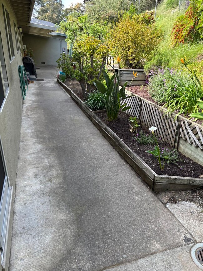 Building Photo - OPEN HOUSE SAT 4/26 11AM TO 12PM. Amazing ...