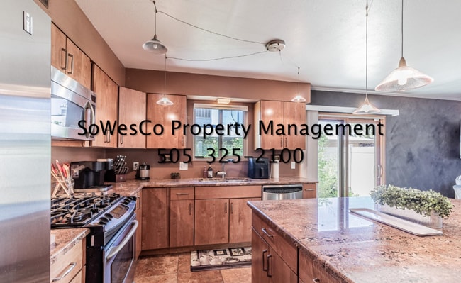 Building Photo - FULLY FURNISHED  3 Bedroom - Short or Long Term Available