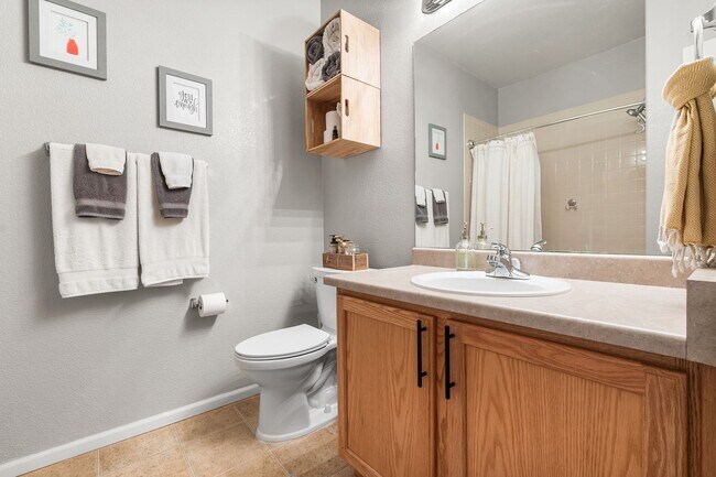 Building Photo - Modern 2-Bed, 2.5-Bath Corner Unit in Arva...