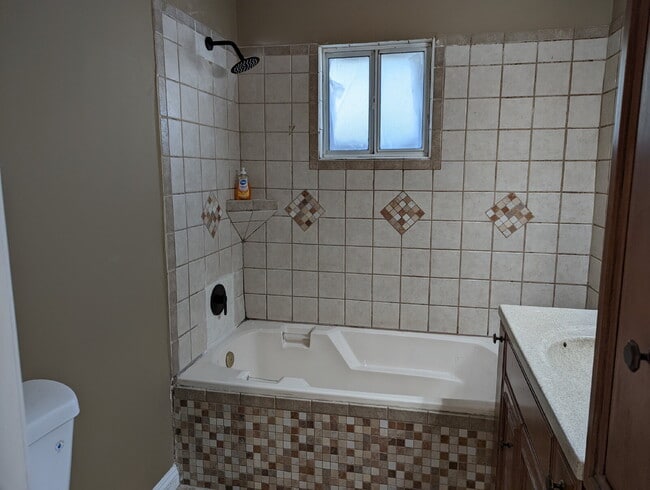 Building Photo - 2 br + bonus living area, in a quiet neighborhood near the 10 fwy