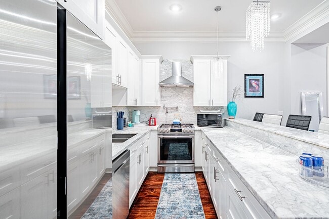 Building Photo - Gorgeous 3BD/2.5BA