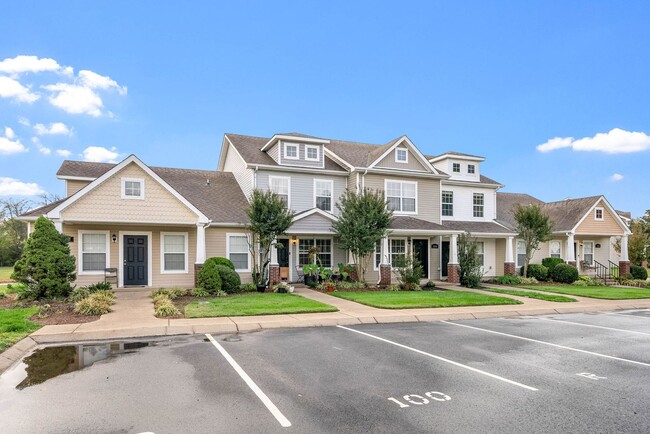 Building Photo - Large 2 Bedroom 2 1/2 Bath Dog Friendly Co...