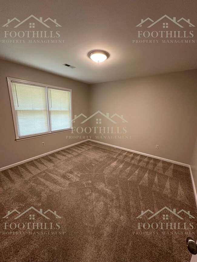 Building Photo - Comfort & Space in a Great Location! 3-Bed...