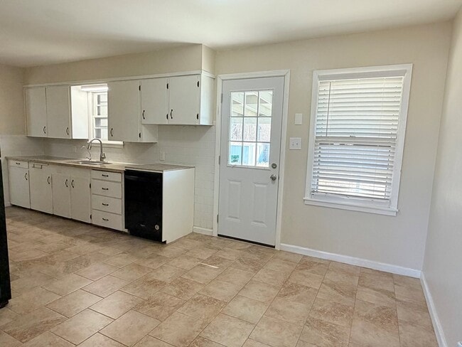 Building Photo - 2434 Beechwood St