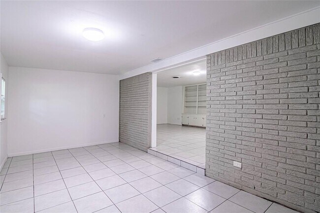 Building Photo - 604 Hayman St