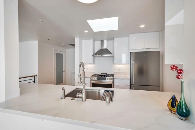 Building Photo - 69 Clementina St