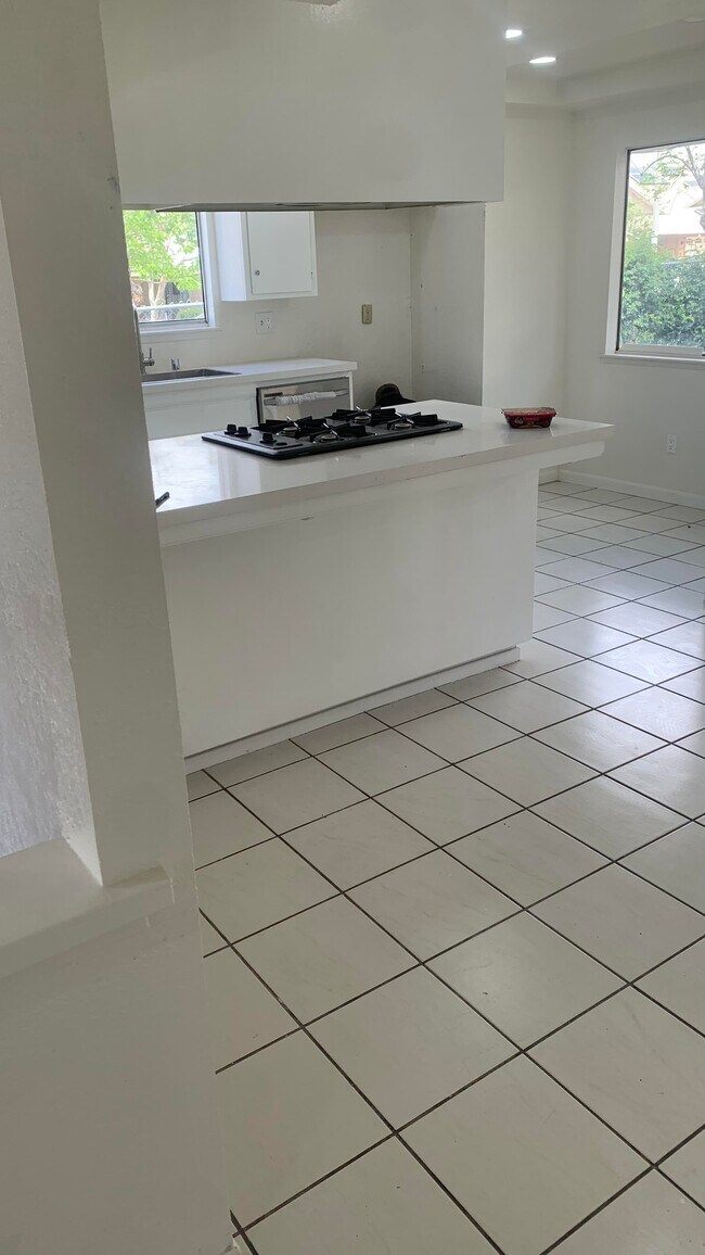 Kitchen - 1649 Sheridan Cir
