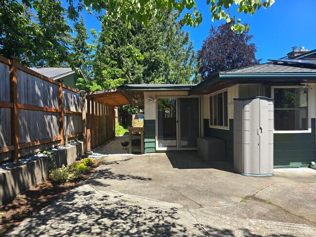 Building Photo - Spacious North Tacoma Rambler