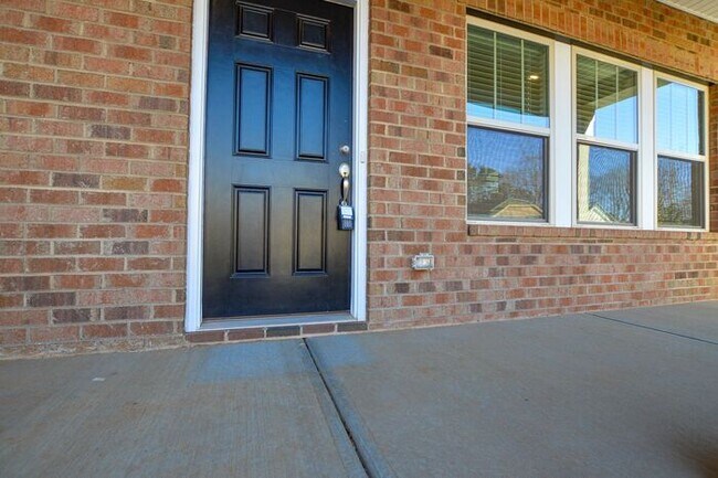 Building Photo - Like New All Brick Home in Mint Hill!