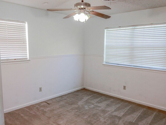 Building Photo - 3Bed/2Bath Availalable 12/13!