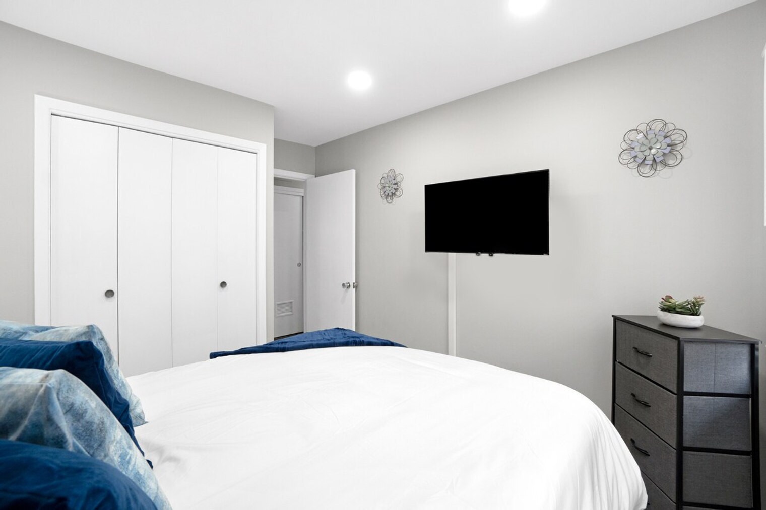 Building Photo - 701 E Higgins Rd