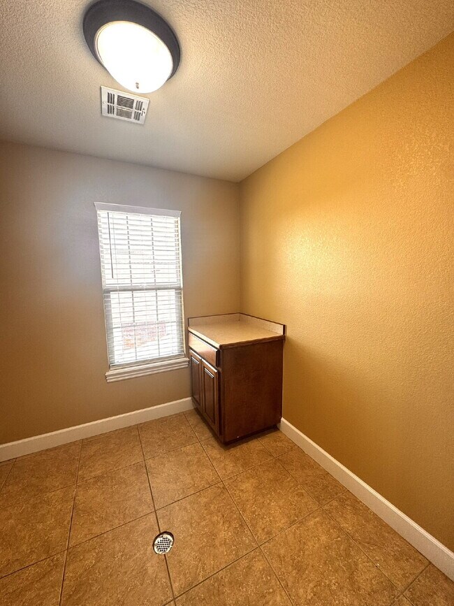 Building Photo - 15 Bluestem Ln