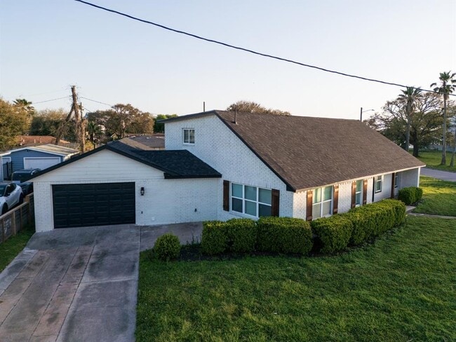 Building Photo - 1402 Bayou Shore Dr