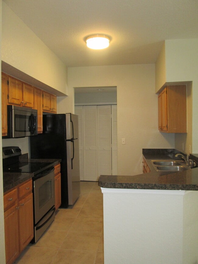 Building Photo - 2 bedroom 2 bath Condominium in The Fountains at Metrowest