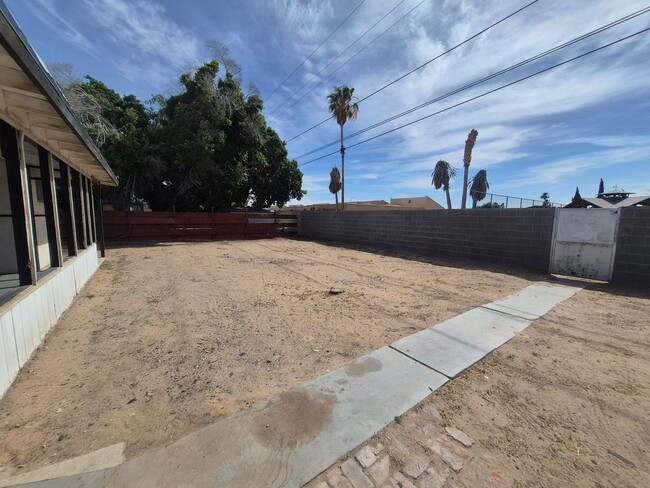 Building Photo - Large 4 Bed 2 Bath House
