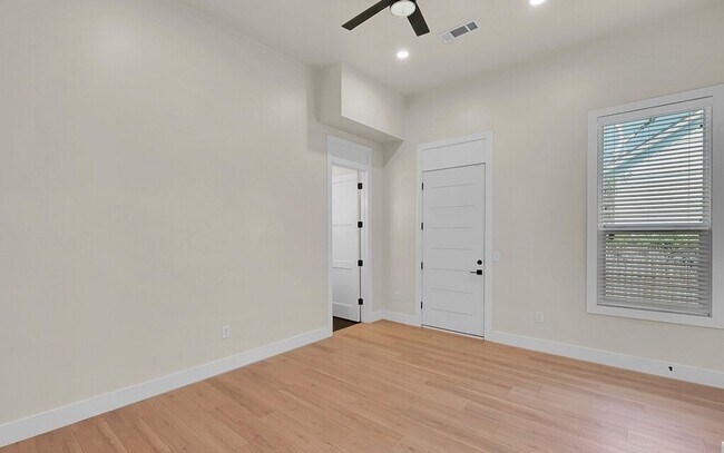 Building Photo - Beautiful 3 bedroom / 3 bath house available now!