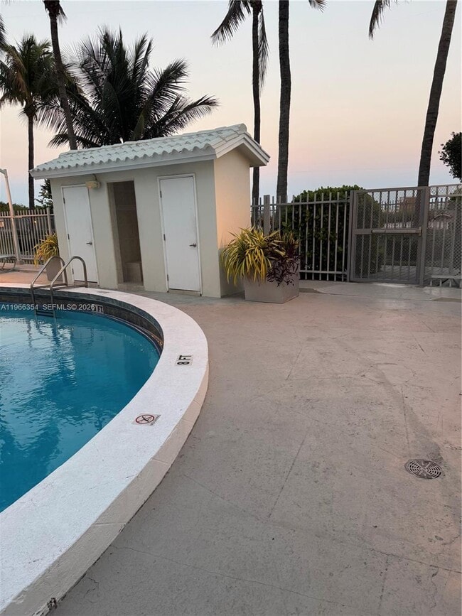 Building Photo - 2899 Collins Ave