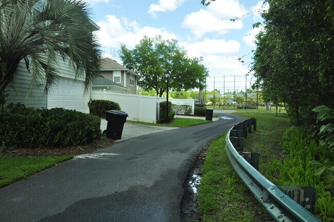 Building Photo - 607 Nadina Pl