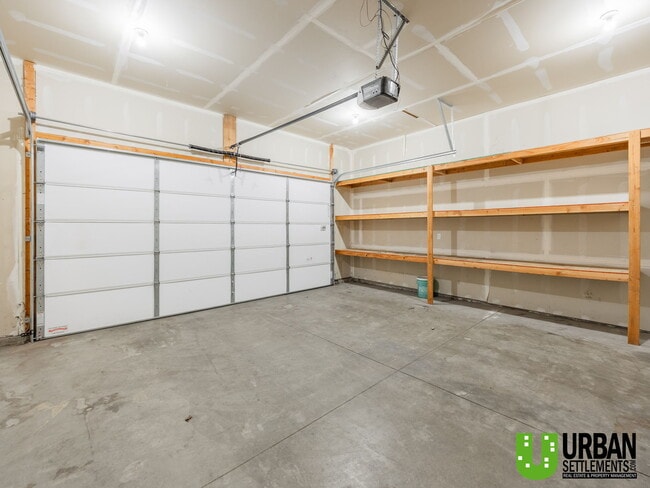 Building Photo - 9820 E Knox Ave