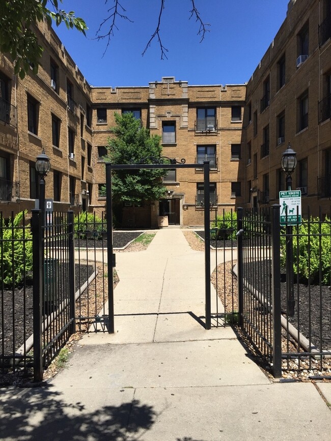 Primary Photo - 732 W Roscoe St